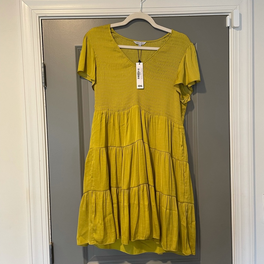 Naked Zebra short sleeve smocked tier mini dress size large in Chartreuse